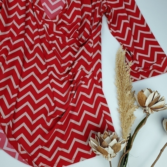 🔴 Motherhood Red Tan Chevron Faux Wrap Top Med - Picture 3 of 13